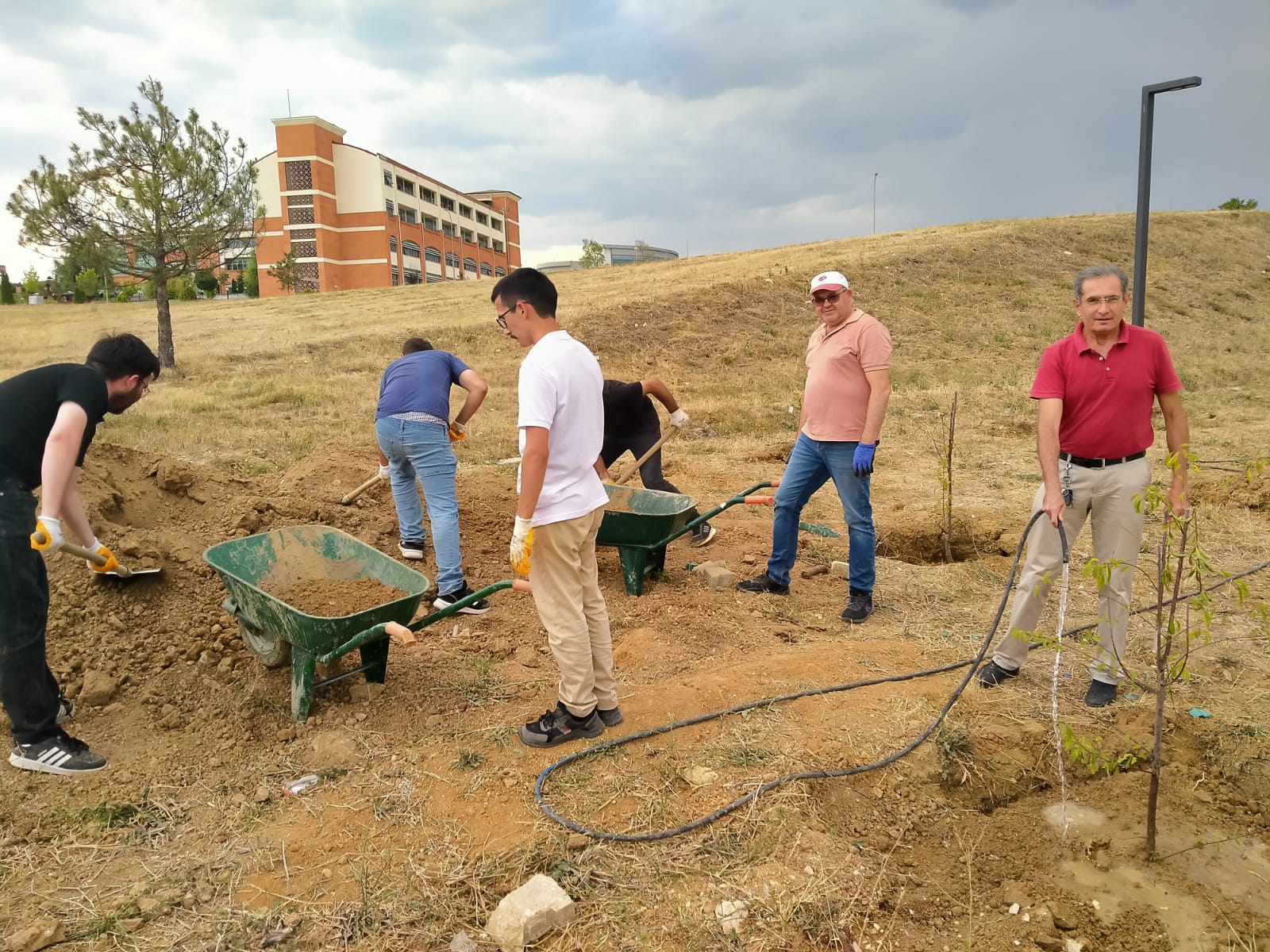 Meslek Yüksekokulumuzda Ağaç Dikme Etkinliği 