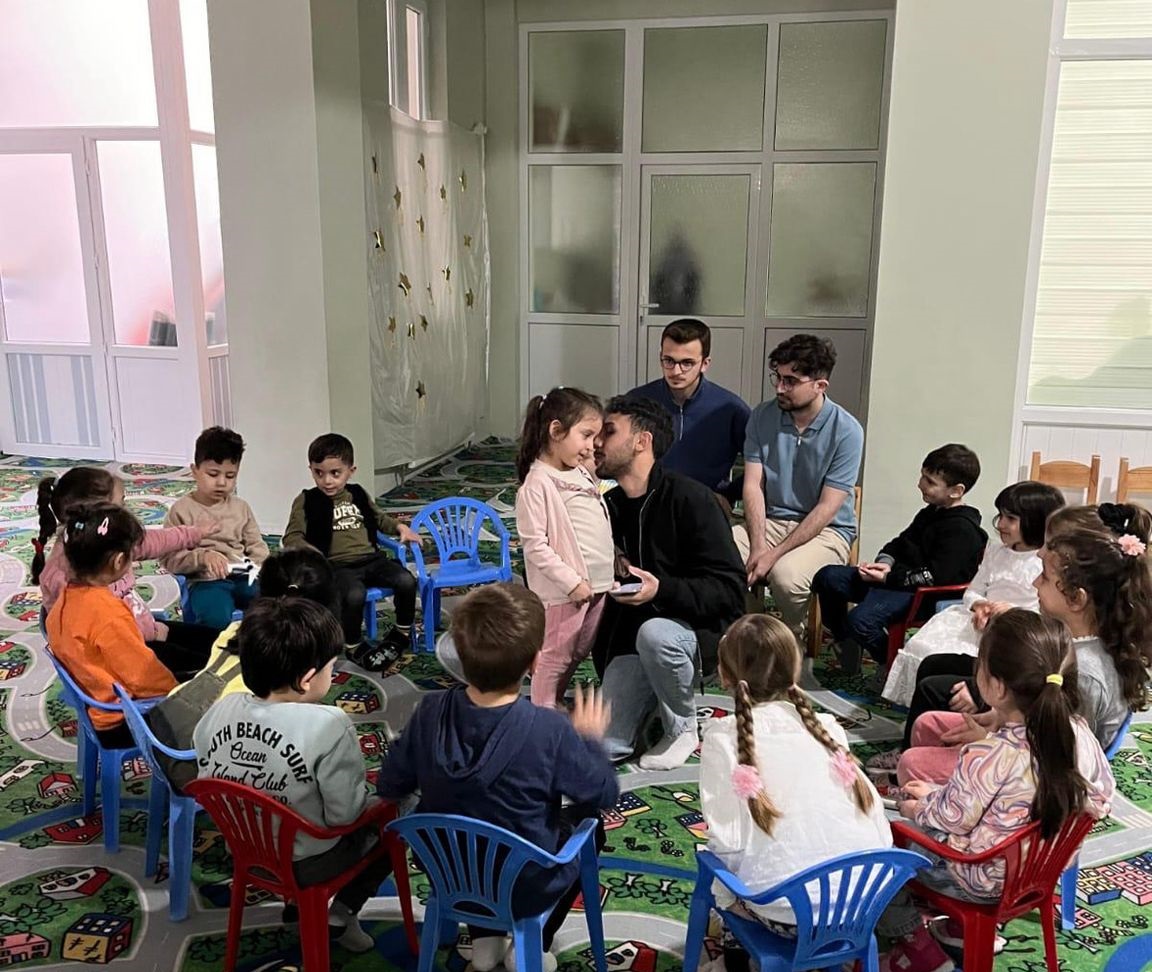 Basım ve Yayım Teknolojileri Öğrencilerinden “Çocuklar Hep Gülmeli” Projesi