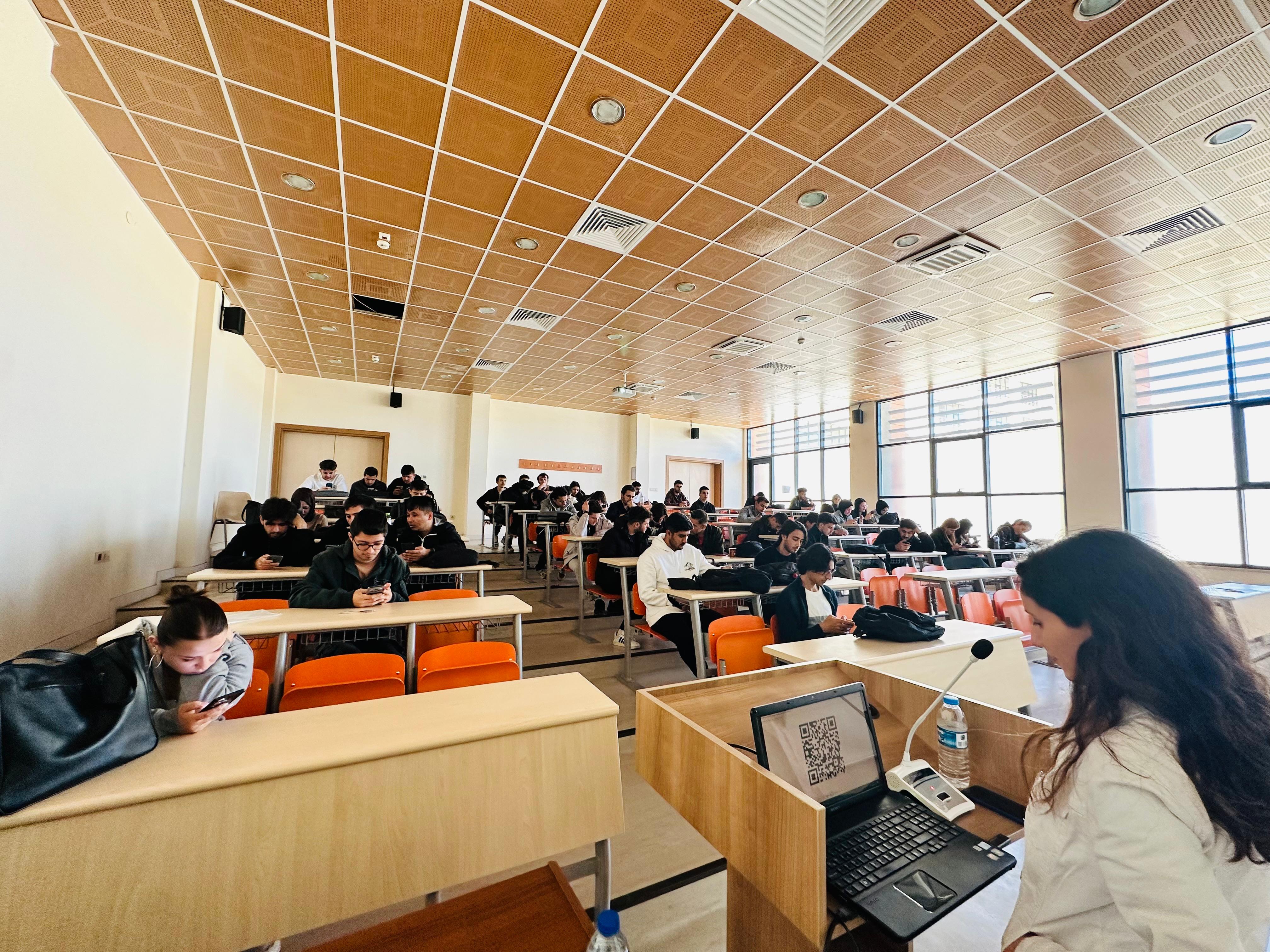 Bilgisayar Programcılığı Öğrencilerine Kumar Bağımlılığı Eğitimi Verildi