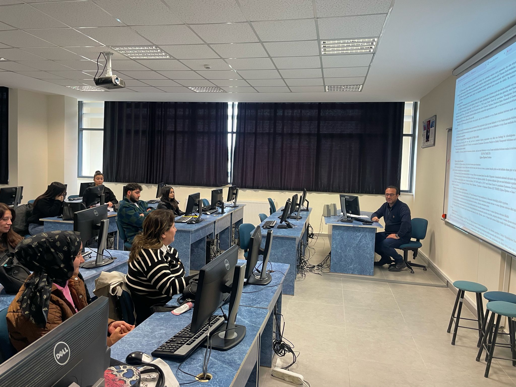 İnsan Kaynakları Yönetimi Programı İkinci Sınıf Öğrencileriyle Danışmanlık Toplantısı Gerçekleştirildi