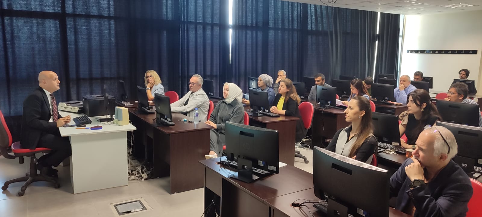 Akreditasyon Süreçleri Kapsamında Öz Değerlendirme Raporları ve Kanıtlar Konulu Bilgilendirme ve Eğitim Toplantısı Gerçekleştirildi