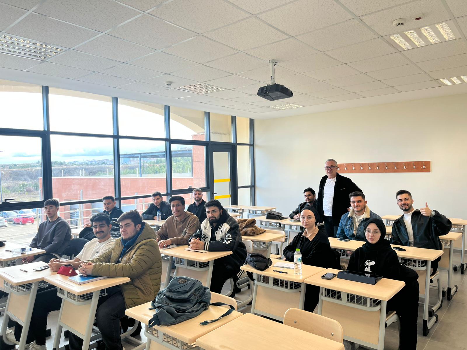 Elektronik Teknolojisi Programı Öğrencilerine Kariyer Odaklı Eğitim