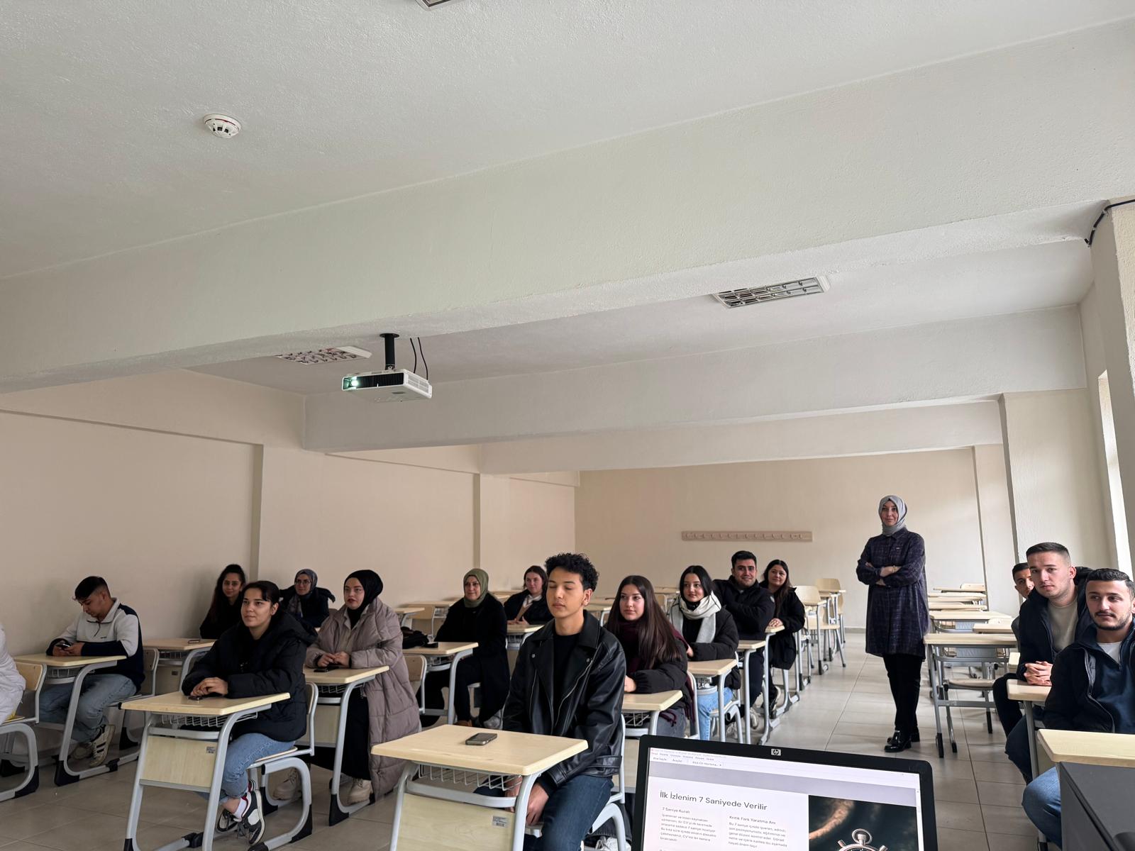 Sosyal Güvenlik Programı Öğrencilerine Kariyer Odaklı Eğitim