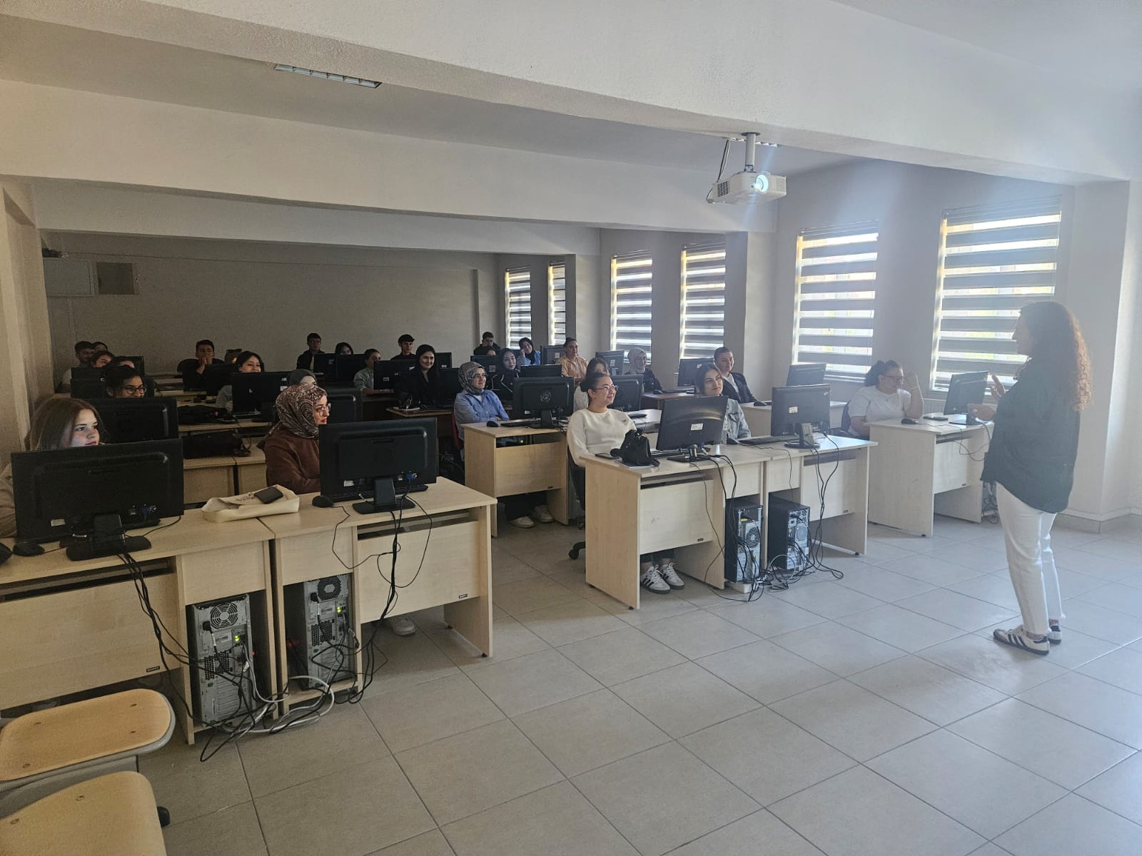 Danışman Öğretim Elemanları Öğrencilerle Danışmanlık Toplantıları Düzenledi