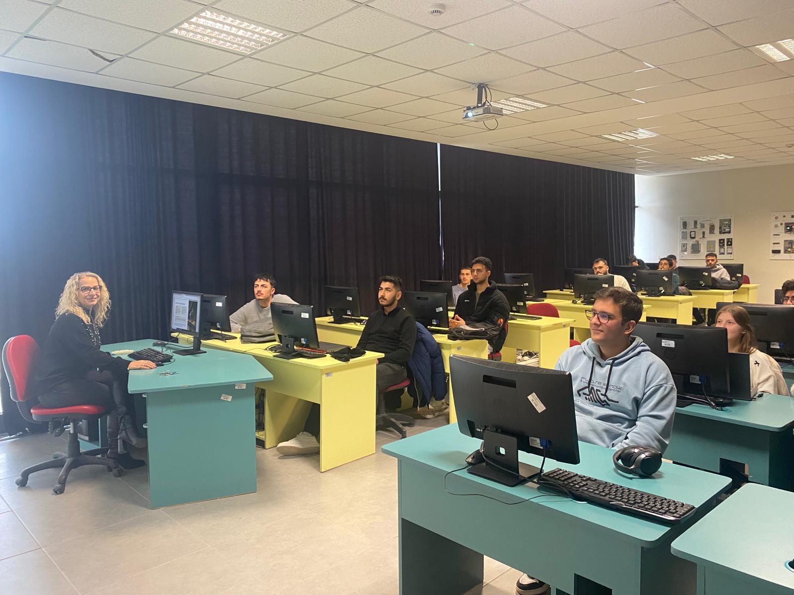 Bilgisayar Programcılığı Öğrencilerine Kariyer Odaklı Eğitim