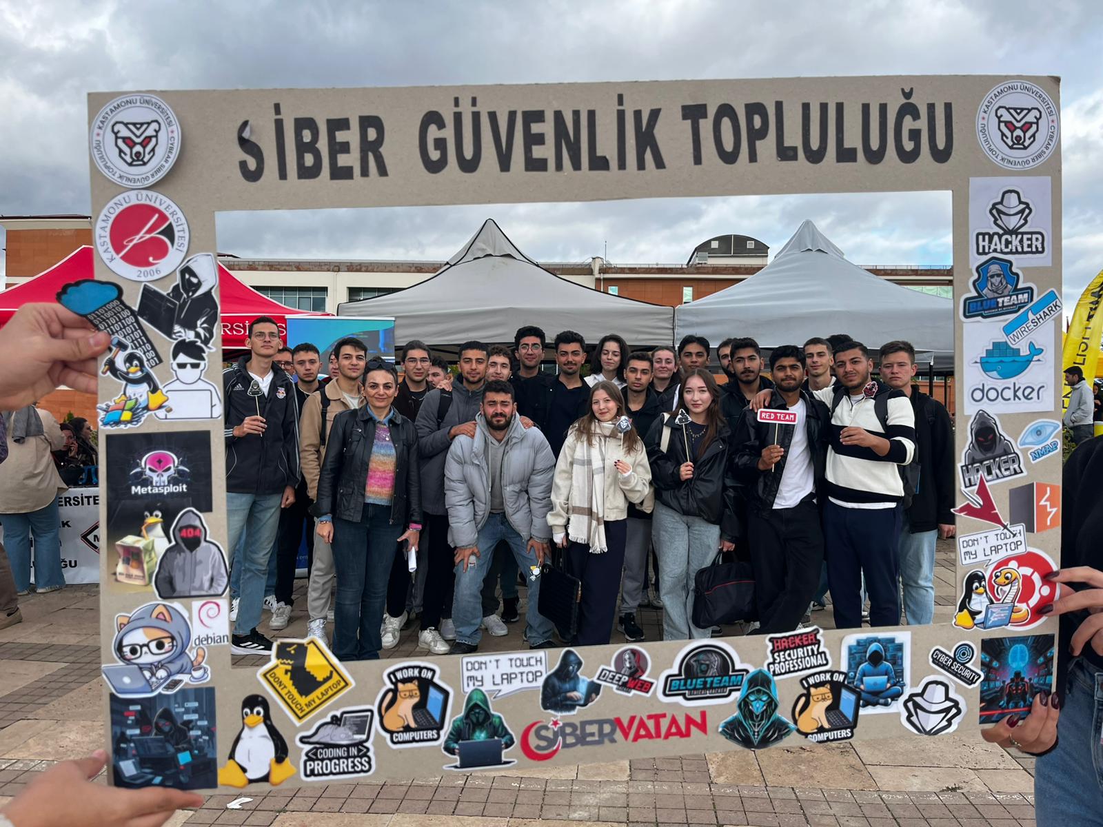 Bilgisayar Programcılığı Öğrencileri Siber Güvenlik Topluluğu Standını Ziyaret Etti