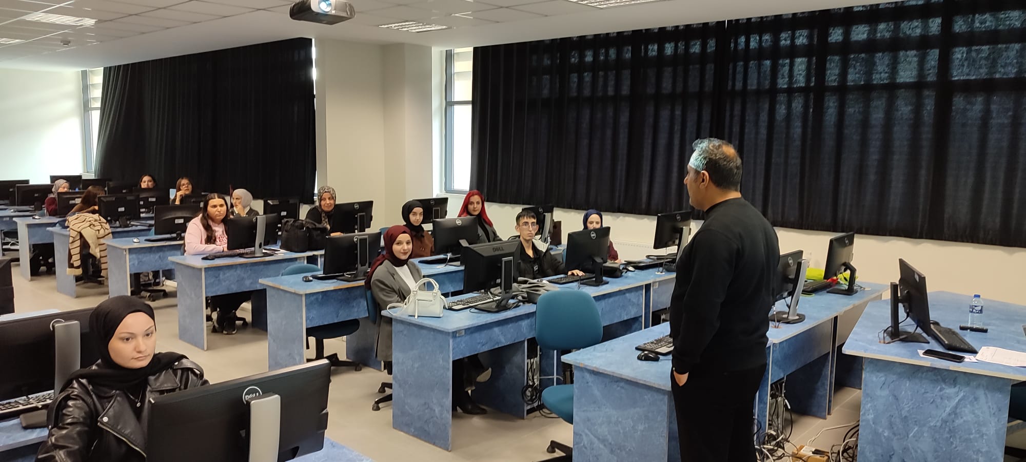 25 Eylül 2025 tarihinde İşletme Yönetimi Programı 2. Sınıf Öğrencilerimize Yönelik Mezuniyet Koşulları ve İş İmkanları Konusunda Bilgilendirme ve Danışmanlık Toplantısı Gerçekleştirildi